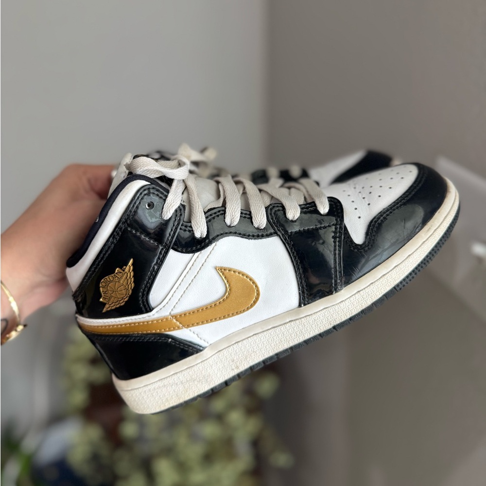 Jordan kids Air Jordan 1 Mid Black and‎ White Sneakers with Gold Accents Retro